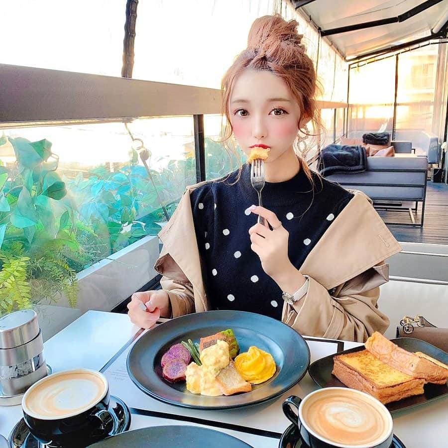 あやちゃんさんのインスタグラム写真 - (あやちゃんInstagram)「lunch〜🥑🥞☕️💗 ここのお店の凄いところは テラス席で寒そう〜って思ったらコタツになってて感動した🥺 冬でもぜんっぜん寒くないしめっちゃオススメ✨むしろ寒い日こそテラス席🤣👏👏 アボカドサーモンエッグもう絶対おいしいよね😛🥑 今日は前髪あげてお団子ちゃん🍒雰囲気変えてみたよ🍡 #mercerbrunch #mercerbrunchterracehousetokyo #lunch #表参道カフェ #表参道ランチ #表参道グルメ #明治神宮前カフェ #青山カフェ #東京カフェ #渋谷カフェ #渋谷ランチ #テラス席 #お団子ヘア #お団子アレンジ #トレンチコート #今日のコーデ #アボカド #フレンチトースト #おしゃカフェ #カフェ巡り  #tokyocafe」2月13日 21時01分 - aya.you.love.r