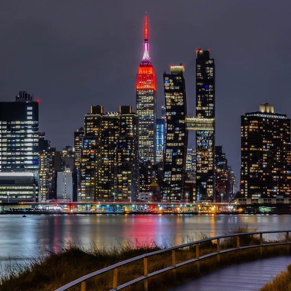 のインスタグラム：「The Empire State Building illuminated in red captured by @nyclovesnyc  #bondno9 #bondno9ny #newyork #newyorkcity #nyc #empirestatebuilding #valentinesday #fragrance #perfume #love」