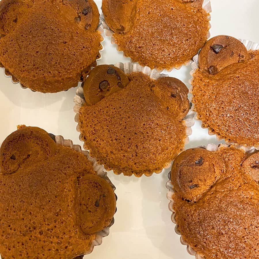 ひなたろす（佐原ひなた）さんのインスタグラム写真 - (ひなたろす（佐原ひなた）Instagram)「﻿ ﻿ 🐻くまmuffin☺︎﻿ ﻿ Valentine🤍﻿ みんなはなにをつくりましたか！ ﻿わたしは、、、手抜きです。笑 ﻿ 〜swipで動画も載せたから見てね☺︎﻿ ﻿ とーっても簡単、だけど美味しい❤︎笑﻿ ﻿ 薄力粉100 グラニュー糖50 ココアパウダー10 ﻿ ベーキングパウダー4 牛乳🥛50cc 卵２　板チョコ﻿ バター🧈50g  チョコペン☺︎ ﻿ ﻿ 🧸の耳はブルボンぷちのチョコチップと﻿ 顔のところはホワイトの！鼻はマーブル💐﻿ ﻿ 生地を流し込んでチョコぷちつけたまま焼くよ☺︎﻿ そしたらあとは顔をつくるだけ笑﻿ 170度のオーブンで20分！ とーってもぶさいくだけど可愛くて﻿ このブサカワが何とも愛おしい🤍﻿ ﻿ チョコマフィン🍫おいしいよね☺︎🤍﻿ ﻿ ﻿ #バレンタイン　#チョコマフィン」2月13日 21時11分 - saharahinata