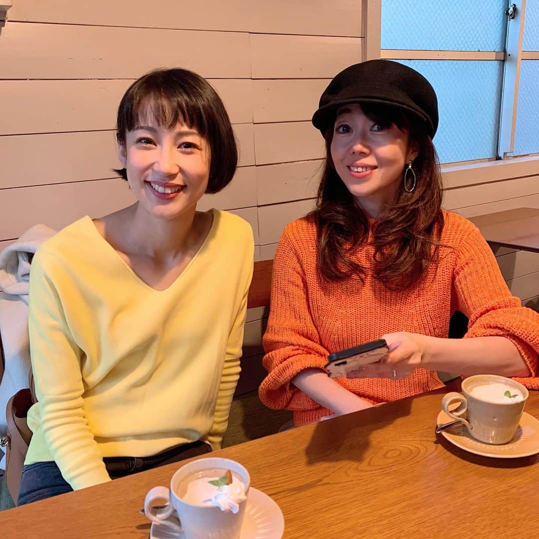 大月さゆのインスタグラム：「今日の終演後は「打ち上げ」でした🕺✨それまでに少しだけ時間があったので、劇場近くのカフェへ☕️今日はしのぶさんと２人合わせてビタミンズ🍋and🍊 劇場であんなに喋っているのに、ここでも喋り倒しました。 ３枚目はこれから打ち上げだってのにあんバタートーストを頼んだらDAICHI MATSUNO🥞  #シャボン玉とんだ宇宙までとんだ #終演後のまったり #ビタミンカラーで気持ちも明るく　🍋🍊」