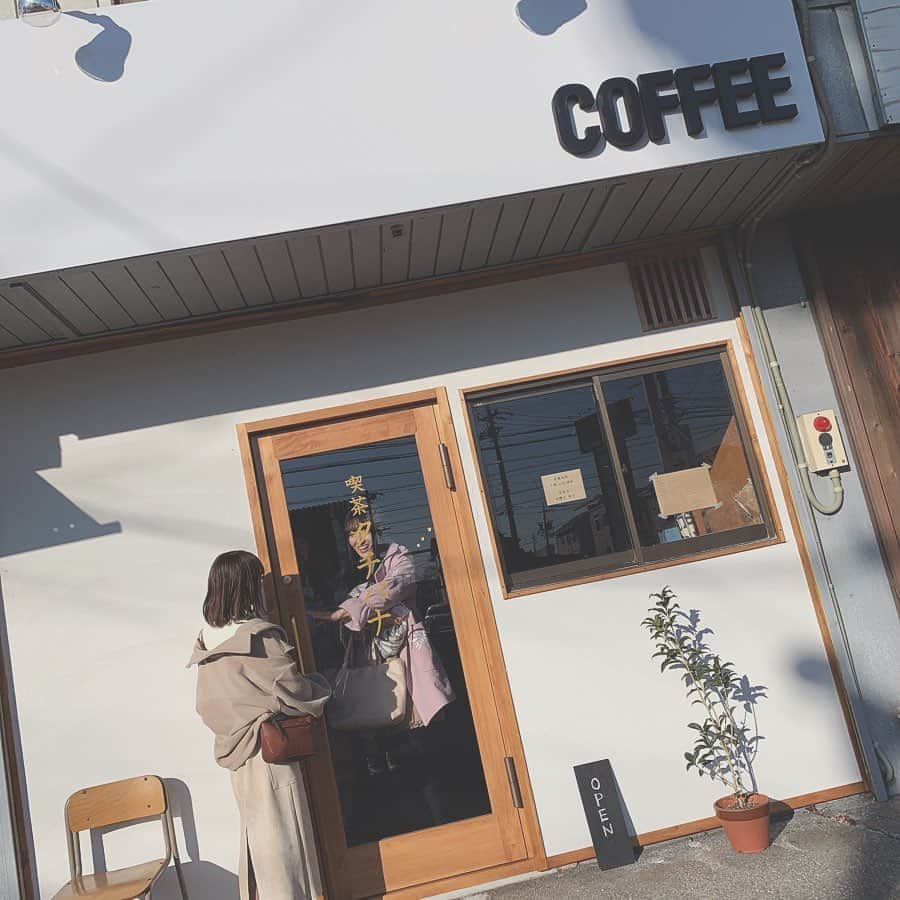 夏川愛実のインスタグラム：「ㅤㅤㅤㅤㅤㅤㅤㅤㅤㅤㅤㅤㅤㅤㅤㅤㅤㅤㅤㅤㅤㅤㅤㅤㅤㅤㅤㅤㅤㅤㅤㅤㅤㅤㅤㅤㅤㅤ 「喫茶タチバナ」 🎈 三重県四日市市生桑町１１４−６ 外観も素敵！ ㅤㅤㅤㅤㅤㅤㅤㅤㅤㅤㅤㅤㅤㅤㅤㅤㅤㅤㅤㅤㅤㅤㅤㅤㅤㅤ ガラス越しのもっぴ🤣🤣 ㅤㅤㅤㅤㅤㅤㅤㅤㅤㅤㅤㅤㅤㅤㅤㅤㅤㅤㅤㅤㅤㅤㅤㅤㅤ #四日市カフェ#喫茶タチバナ#隠れ家カフェ  #三重カフェ#四日市#四日市市#チーズケーキ #コーヒーゼリー#レトロカフェ #四日市駅#近鉄四日市#カフェ巡り」