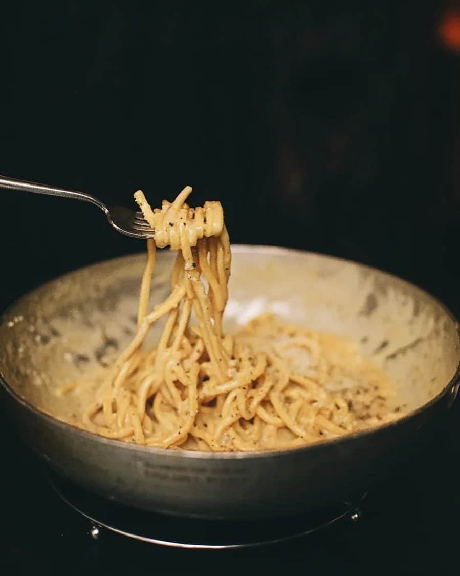 Vogue Parisさんのインスタグラム写真 - (Vogue ParisInstagram)「Today on Vogue.fr, head chef of @osteriaromanabruxelles one of Brussel’s finest Italian restaurants, Filippo La Vecchia shares his ultimate recipe for the seductively simple pasta dish cacio e pepe.  #Pasta #CacioePepe」2月13日 21時02分 - voguefrance