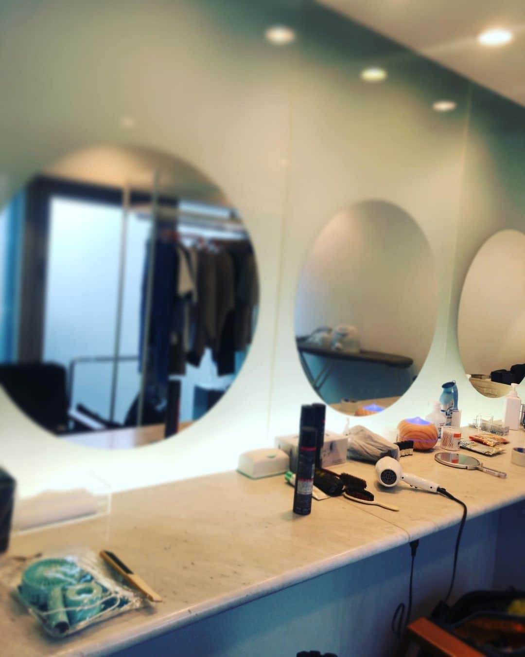 渡部幸也のインスタグラム：「本日は早起きで、ヘアメイクの現場に行って来ました💄  今回は行き慣れたスタジオだったので、なんだか良い意味で緊張感もなく、撮影のカット数も多かったけど、スムーズに1日終わりました😊  ちなみに明日もヘアメイク業でして、サロンには出勤しませんので、明後日15日の土曜日から美容師としてサロンでお待ちしています🙇  明日も頑張ります‼️ よろしくお願いします🙏  #ヘアスタイル #ヘア #髪型 #ヘアカタログ #ヘアセット #くせ毛風パーマ #透明感カラー #hair #恵比寿美容院 #代官山美容室 #代官山美容院 #美容学生 #中目黒美容師 #代官山美容師 #恵比寿美容師 #中目黒美容室 #中目黒美容院 #恵比寿美容室 #サロンモデル #中目黒ランチ #恵比寿ランチ #hpb_hair #中目黒 #代官山 #恵比寿 #渋谷 #ar_magazine #murua #emoda #americanvintage ✂︎【ELLA】中目黒  東京都目黒区中目黒1-3-5 目黒プリンスコーポ202  トレンドだけではなく、お客様１人１人の似合わせを重視したヘアスタイルを一緒に考えさせていただきます✂︎✂︎✂︎✂︎✂︎✂︎✂︎✂︎✂︎ 初めてお会いするお客様には最初の見た目は話しかけずらそうと言われますが、ご来店していただいてるお客様には実際会ってみると話しやすくと安心した言われ事がほとんどです😅 なのでご安心して、髪の毛のご相談ください✨  ネット予約がいっぱいの時はお手数おかけしますが、お電話でのお問い合わせをお願い致します🙇 03-6452-2150  皆様からのご予約、お待ちしています😊」