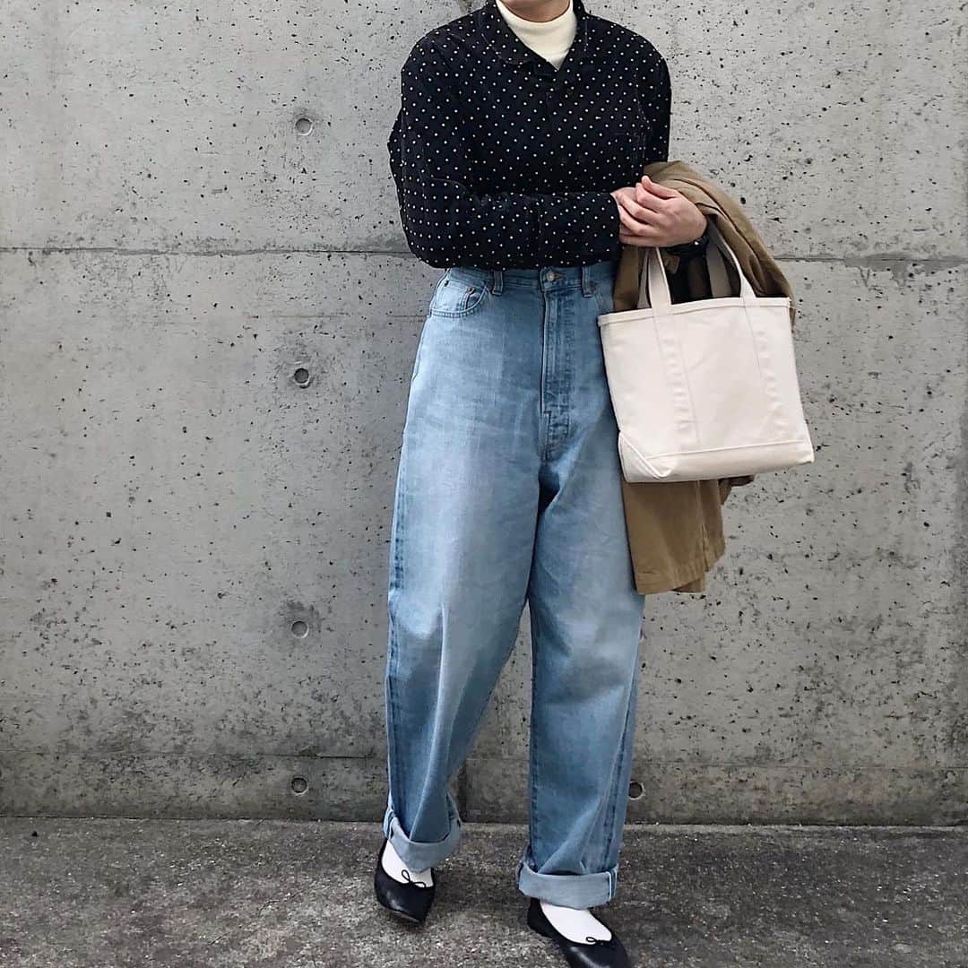 ryokoさんのインスタグラム写真 - (ryokoInstagram)「▪︎ . 今日は暖かかったので薄い色のデニム✔︎ . . . shirt #usedclothing  pants #harvesty coat #harvesty bag #llbean shoes #repetto」2月13日 21時07分 - ryo___ka
