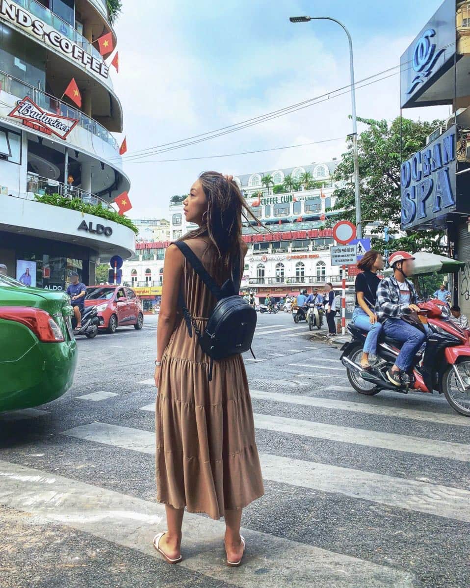 松枝明葉さんのインスタグラム写真 - (松枝明葉Instagram)「✈︎LOVEハノイ✈︎ #かっこつけてスミマセン #たまには許してw . . #ベトナム #ハノイ #vietnam #hanoi #hanoivietnam . . 朝早く起きてホテルから散歩🚶‍♀️ アジア好きならたまらない雰囲気を味わえます🙋‍♀️」2月13日 21時09分 - matsu.aki803
