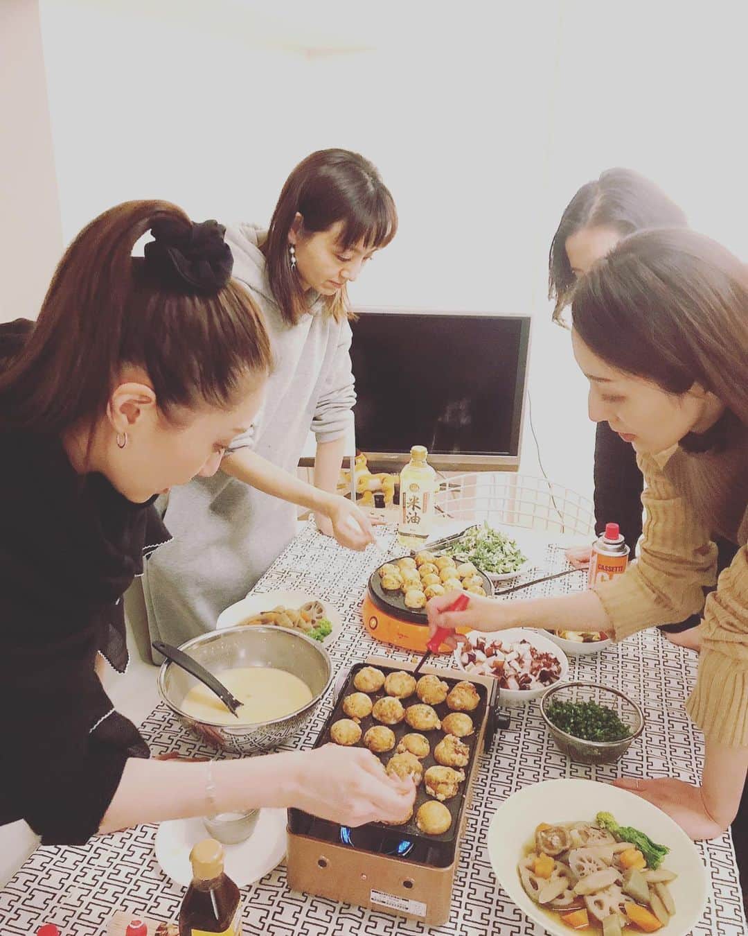 鳳翔大さんのインスタグラム写真 - (鳳翔大Instagram)「みんなでタコパ🐙  ろんろんのお家にて🏠 @hirokookamoto.jp  はーたんとまさこさんとあっきー、そしてこの日がお誕生日だったうっちー🎂👏 はーたんの焼くたこ焼きはまん丸でとっても可愛らしいのに対して、何故か私のたこ焼きは具材欲張り過ぎて、ボコボコでかなり大きめのが出来ました🐙  20個以上は食べましたね！  後半は芸名の話になり、何故か『そう言えば動物とか魚の名前の人っていないね』って話から、〝鳳翔　魚〟とか〝十輝さかな〟  と、色々な芸名名付け合戦をして死ぬほど笑いました🐟  あー、おいしかったし楽しかった😍  #ろんろん #木村花代　さん #十輝いりす　さん #澄輝さやと #鳳翔魚 #十輝さかな」2月13日 21時20分 - dai_hosho_official