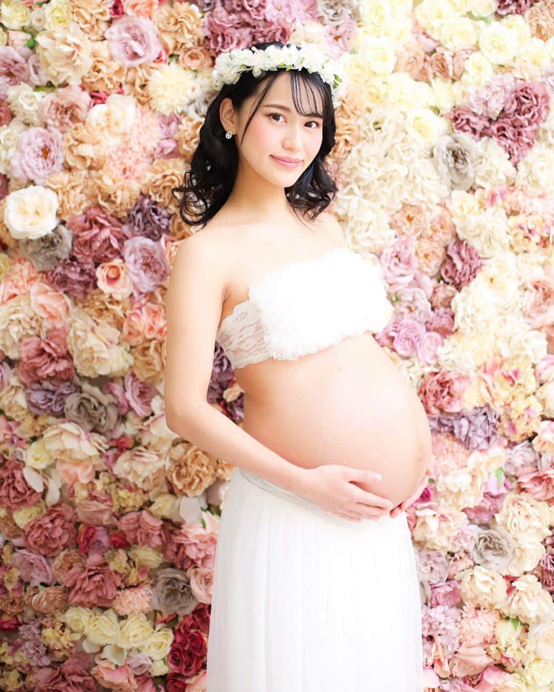 七尾エレナのインスタグラム：「昨年は妻になり そして今年は母になります🤰✨ お腹が大きくなってきたので マタニティフォトを撮影してきました📸 はやく会いたいな👶 • お取引様などのお仕事関係者に 余計なご心配をかけたくなくて 今まで妊娠は公開していませんでしたが この場を借りてご報告させて頂きます🙇‍♀️ • #妊娠 #妊婦生活 #妊婦 #ぷんにー #ぷんにーらいふ #マタニティフォト #マタニティ」