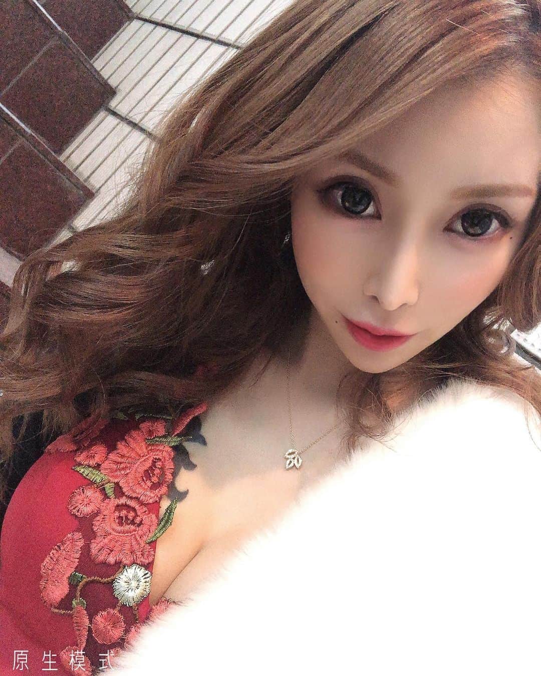 のインスタグラム：「バレンタイン、あげる人いない🤦‍♀️ 都内のタクシー運転手さんコロナウイルスなったってニュース見て今まで以上に手洗いうがいしっかりしよー😭😭😭 #コロナウイルス #コロナウイルス対策 #インフルエンザ #インフルエンザ対策 #バレンタイン #赤ドレス #フェイクファー #歌舞伎町キャバクラ #歌舞伎町キャバ嬢 #イベント」