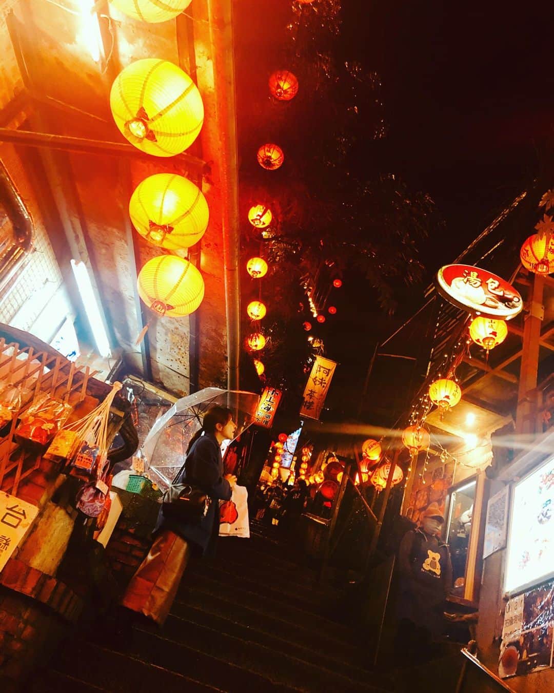 青山郁代さんのインスタグラム写真 - (青山郁代Instagram)「#台湾 #九份 ・ 『#千と千尋の神隠し』 ・ ・ この日、九份でひたすらオカリナを吹いていたのは、私たちです🏮✨ ・ ・ ・ #つんいく #つんいく台湾 #2人旅」2月13日 21時20分 - ikuyo_aoyama