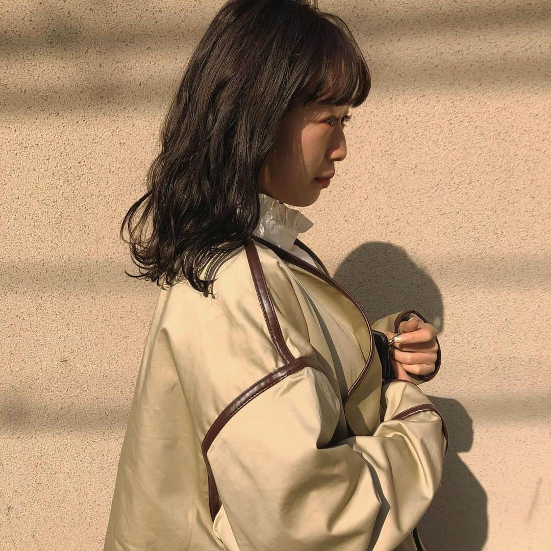 のインスタグラム：「ㅤㅤㅤㅤㅤㅤㅤㅤㅤㅤㅤㅤㅤ ㅤㅤㅤㅤㅤㅤㅤㅤㅤㅤㅤㅤㅤ 今日の東京はアウターいらないぐらい暖かかった！ ストーリー見てたら関西も暖かかったみたいやし やっと春アウターが着られそうで嬉しい〜🌸 ㅤㅤㅤㅤㅤㅤㅤㅤㅤㅤㅤㅤㅤ この写真、この前載せてたto/oneのオレンジマスカラを 下まつ毛に塗ってるのわかるかも🧡🍊 ㅤㅤㅤㅤㅤㅤㅤㅤㅤㅤㅤㅤㅤ ㅤㅤㅤㅤㅤㅤㅤㅤㅤㅤㅤㅤㅤ #春アウター #パイピングコート #Chico_春アウター #kana_chicode #ちわcode #salonbychico #whoswhochico ㅤㅤㅤㅤㅤㅤㅤㅤㅤㅤㅤㅤㅤ」