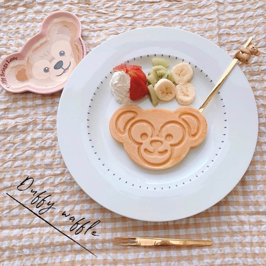 SHIHORINのインスタグラム：「𝐃𝐮𝐟𝐟𝐲 𝐖𝐚𝐟𝐟𝐥𝐞🧸🧇🍓♡﻿ ﻿ ﻿ Getしてた #ダッフィーワッフルメーカー で﻿  #おうちカフェ 🍽💓﻿ ﻿ 王道に生クリームとフルーツに﻿ メイプルシロップかけると美味しかった😋🥝🍌🍓💓﻿ ﻿ 簡単に作れるからまた作ろ〜♡﻿ ﻿ 焼き加減がなかなか難しかったよ…🤔﻿ これは一番上手くできただっふぃさん🧸🍓﻿ ﻿ ﻿ #shihorin__disney」