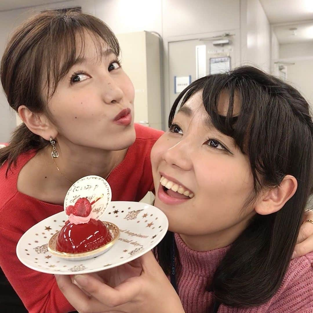 小澤陽子さんのインスタグラム写真 - (小澤陽子Instagram)「in happy mood🥰 . . 『にいみ』の日(令和2年2月13日)に、 新美じゃなくなった…！👰🏻💍. . 報道にもありましたが、大切な同期の 新美有加アナウンサーが結婚しました🌸  本当に人想いで、視野が広くて。 俯瞰して見たり気を遣ったりできる天才で、歳は一つ下なのに、尊敬するところばかり…🥺✨ いっつも頼ってます。(笑)  そんな彼女が素敵な伴侶を見つけて、 こちらも本当に本当に嬉しいです…！！ 幸せになってね🕊❤️❤️. . 結婚しても、これからも同期！ よろしくね☺️☘. . . #にいみちゃん #結婚おめでとう #にいみ213の日 #同期 #フジテレビアナウンサー #2015年入社 #新美有加　アナ #内野泰輔 #宮司愛海 #小澤陽子 #ImSoooooHappyForYou  令和2年2月13日　21:30◷」2月13日 21時29分 - yoko.ozawa729