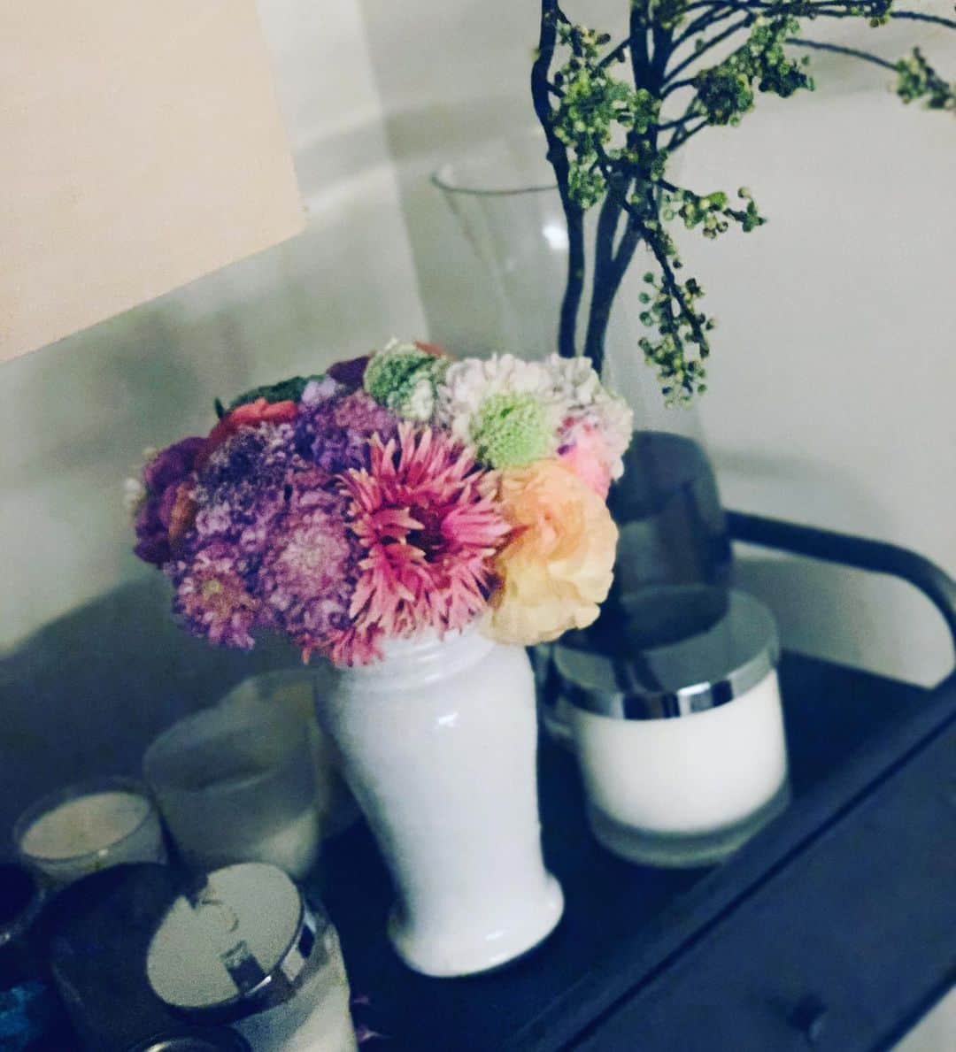 大草直子さんのインスタグラム写真 - (大草直子Instagram)「今日は嬉しいことがっかりなこと。自信をもてたこと、もてなかったこと。寛容だった自分、狭量なわたし。さまざまな感情が生まれ、発見があった１日でした。こんな日は、10分でも時間を作って近所の花屋へ。ラナンキュラスやチューリップを買い足して、１週間前からある花たちとマカロンみたいなブーケを生け替えて。花に本当に救われるな。 #近所の花屋は春満開 #彼女や奥様にあげる花を選ぶ #男性もたくさんいました #なんか微笑ましくて #温かくてほろり」2月13日 21時30分 - naokookusa