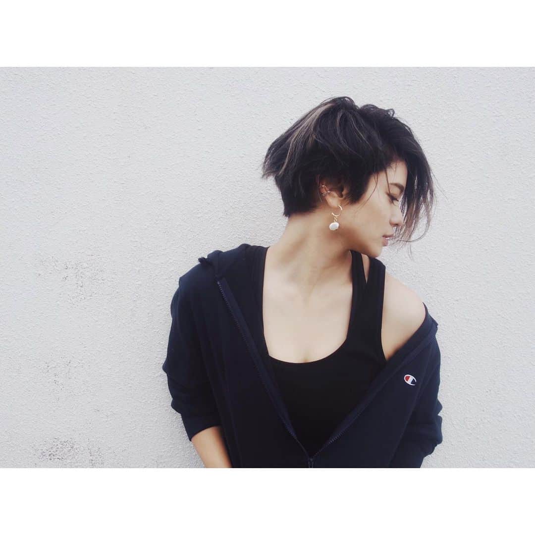 金城優華のインスタグラム：「ショートにしてから褒められる事増えた。﻿ 一番優華らしいんだって。 ﻿ ﻿ なんでもっと早く切らなかったんだろ。﻿ ﻿ ﻿  earring: CANNU( @yuuka_kinjo_ )  #金城優華﻿ #キナショート﻿ #ショートヘア﻿ #沖縄﻿ #モデル」