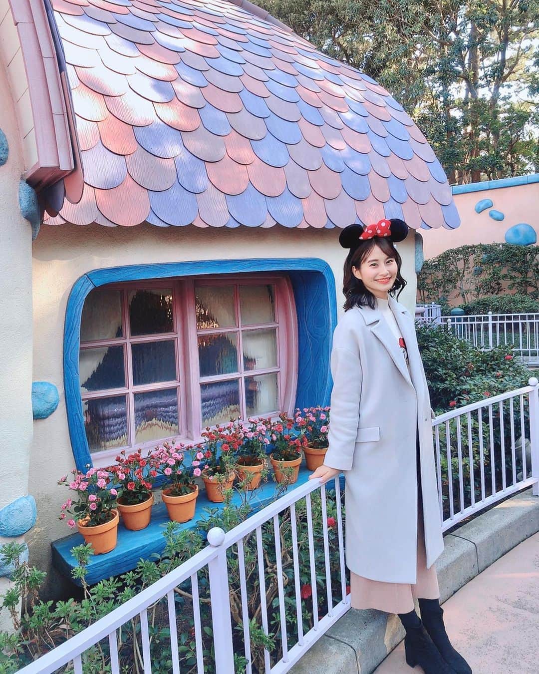 のインスタグラム：「🌸 最近あったかいですねぇ☺️ おととい、パークで春を発見👀💓 ミニーの家で河津桜が咲き始めていました☺️🌸 見頃はいつかなあ、、、💓 早く春になってほしいけどベリミニは終わって欲しくないという複雑な心境の今日この頃です。笑 . . .  #ミニーコーデ #ミニーバウンド #ミニーの家 #トゥーンタウン #ミニオタ #ベリーベリーミニー #ベリミニ #ミニーカチューシャ #ディズニーバウンド #ミニーちゃん #ミニーちゃんコーデ #ミニーバウンド #ミニーグッズ #ディズニーコーデ #ノーリーズ #GU #ジーユー #河津桜 #かわづざくら #ディズニーランド #ディズニー風景」