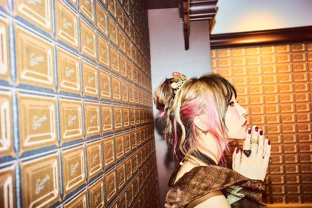 LiSAさんのインスタグラム写真 - (LiSAInstagram)「先日のチョコレート姫は、リスアニ！様の連載でしたっ☻♡🍫2月といえば、バレンタインということで、Q-pot 様にチョコレートにしていただきましたっ🍫ゆめつまりすぎ🍫　@qpot_official  RT 本日発売の雑誌「リスアニ！ Vol.40」にて、LiSAの連載コラムを掲載いただいています！ 是非書店でチェックしてください！ おたのしみに！ lisani.jp/magazine/ #LiSA #リスアニ #LisAni  photo by. @watarunishida_photography  styling by. @yoshida_miho  hair&make by. @chinatsu.tabata88」2月13日 21時43分 - xlisa_olivex