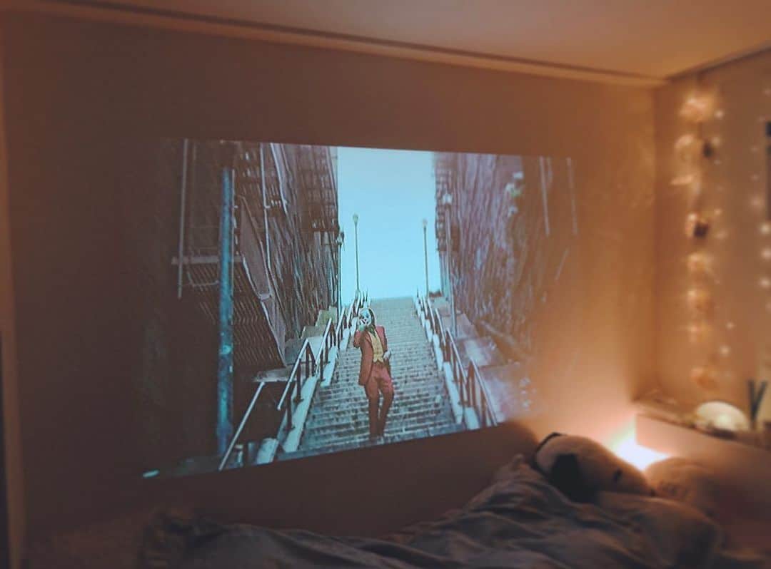 松井咲子さんのインスタグラム写真 - (松井咲子Instagram)「もういっそのこと壁紙にしちゃえばいい . 🃏🚬 . #joker #movie #projector」2月13日 21時46分 - sakiko___official