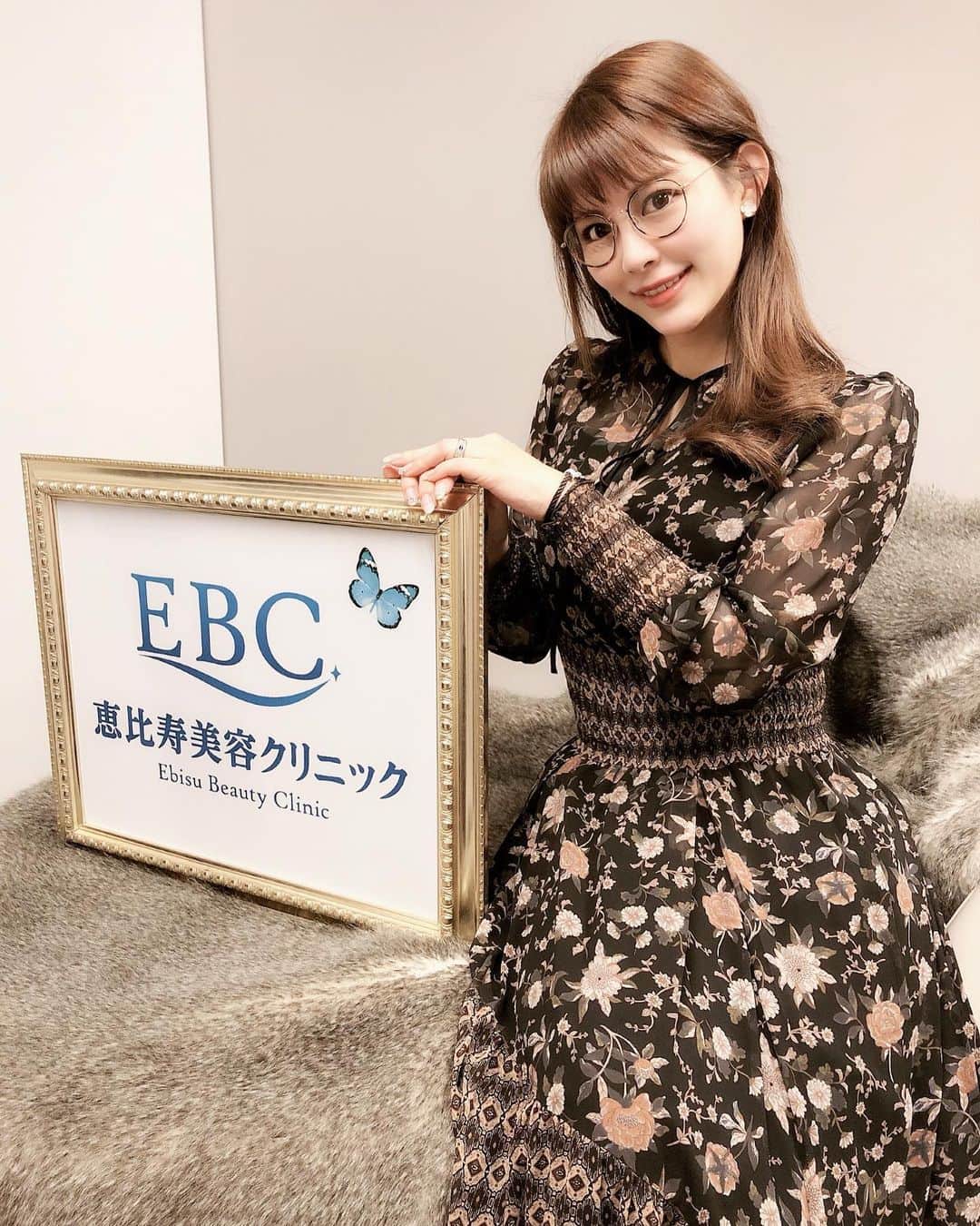 美馬怜子のインスタグラム：「睡眠が不規則で、寝不足が続いているためクマがすごくて😳💦 . メガネは花粉で痒くて腫れちゃってるからなんだけど、クマ隠しにもしています笑🤓 . でも、やっぱり根本的に治したいのでクマと言ったら❗️の、クリニックへ💓 . 恵比寿美容クリニックの炭酸ガス治療は、続けていくと本当にクマが薄くなるので、またコンスタントに通おうと思います😊❣️ . 堀江院長にアンチエイジングのお話を伺っていたら、あっという間に時間が過ぎてしまいました🙏✨ . 先生にとって、美容クリニックのドクターは天職だそうです^_^💖 またお願いします✨✨ . #クマ治療 #炭酸ガス治療 #恵比寿美容クリニック #こまぎれ睡眠 #常に眠いんです #アンチエイジング #美容」