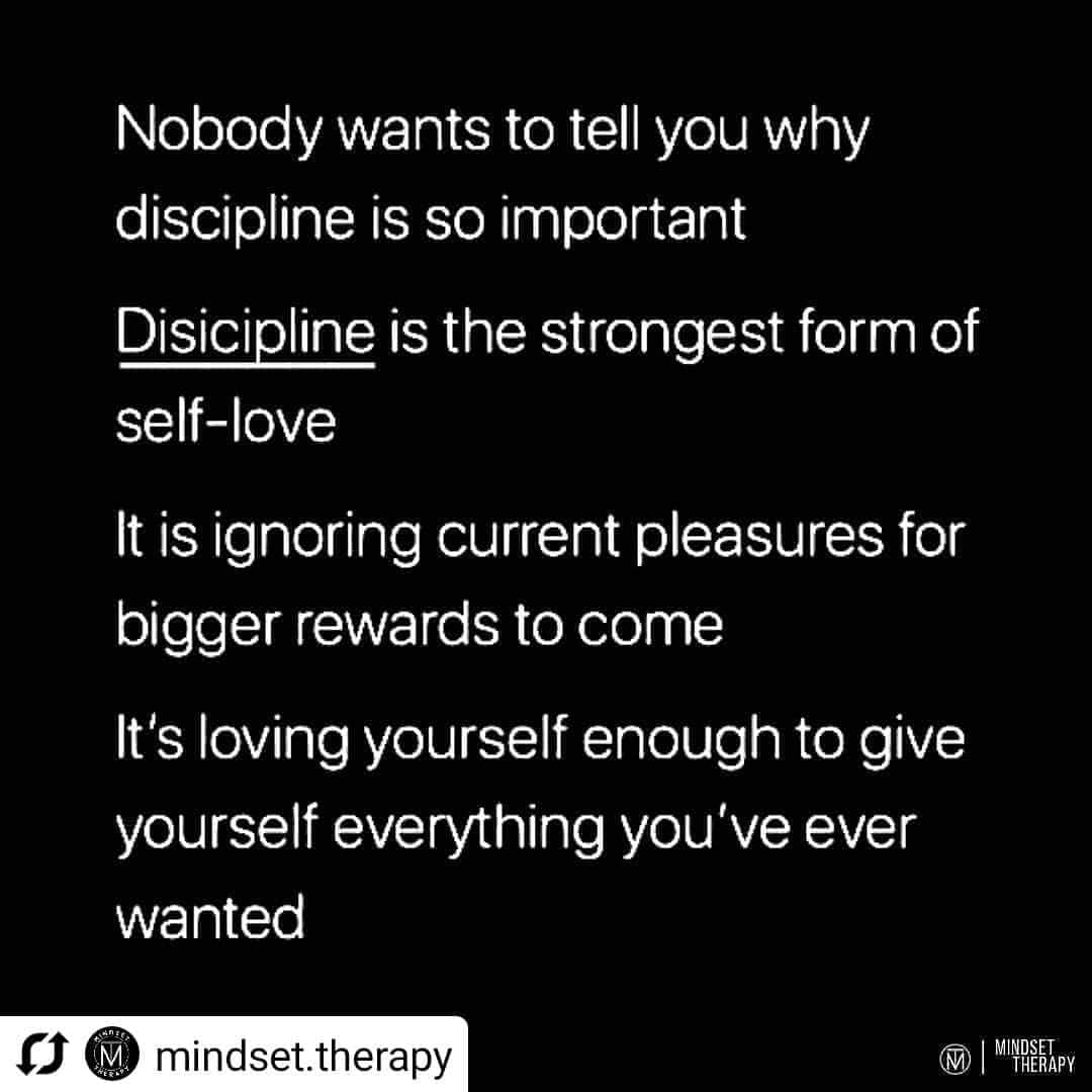 ミア・イエルコフのインスタグラム：「@mindset.therapy 🔥🔥」