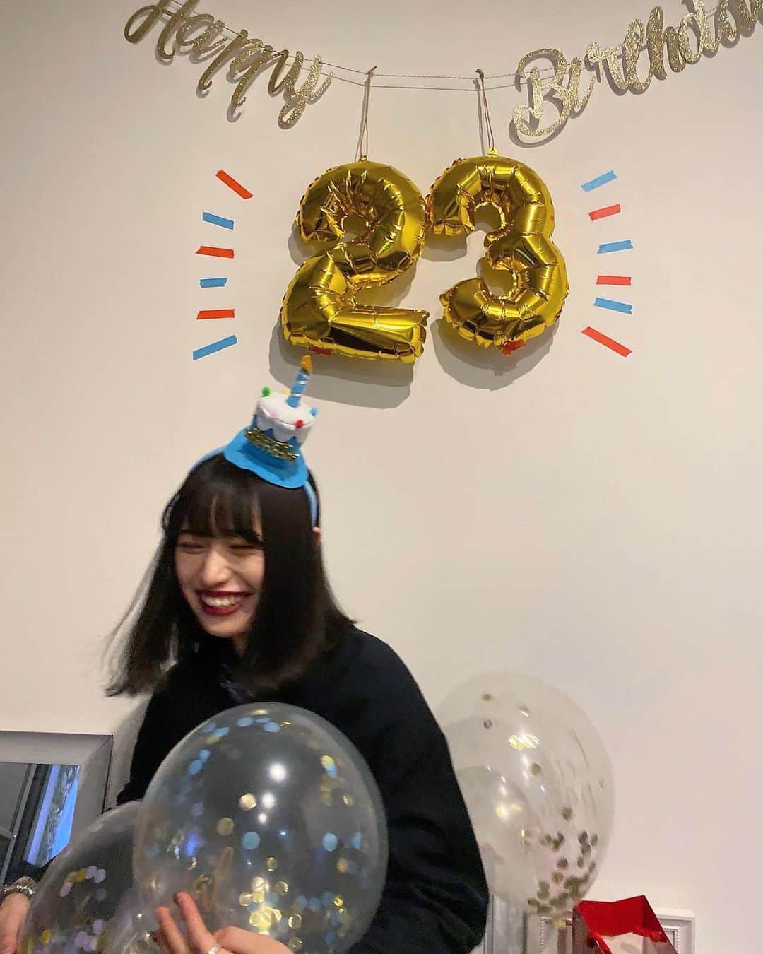 菅野梓のインスタグラム：「. 先日23歳になりました✌︎ 愛情いっぱいの方々に出会えた22歳 しっかり恩返しの出来る大人になりますので、また1年どうぞよろしくお願いします❤︎ . #23」