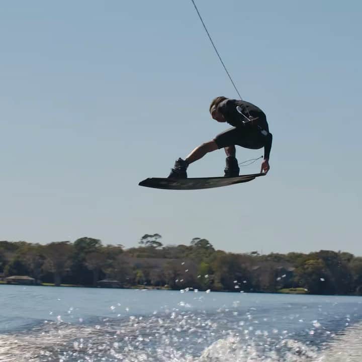 手塚翔太のインスタグラム：「Quick 2hits behind the @supra_boats #SA550😈 📹: @agarabaghi」