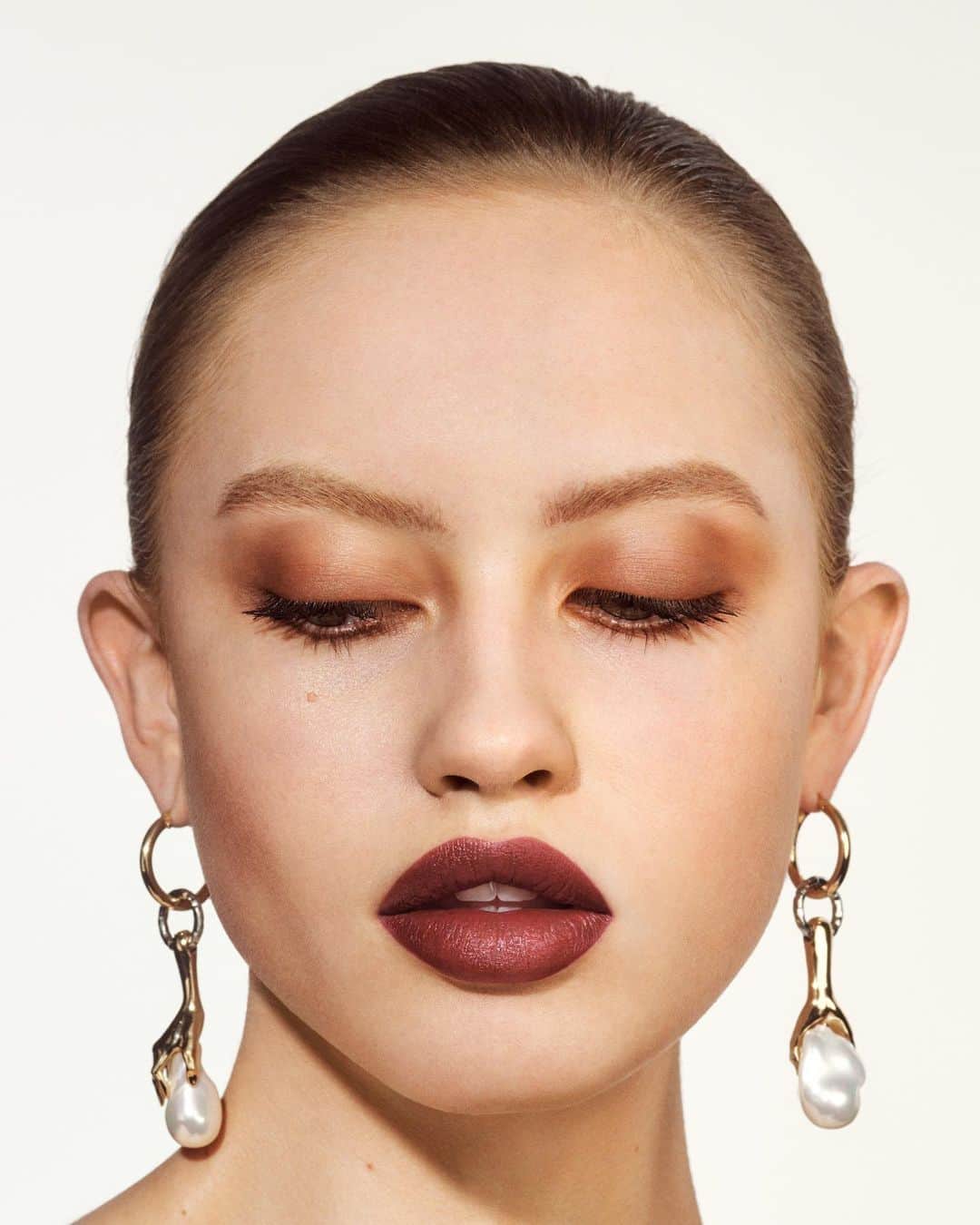 Burberryさんのインスタグラム写真 - (BurberryInstagram)「@BurberryBeauty .  Offset a deep plum lipstick and terracotta eyes with our Italian-made earrings, set with a polished faux pearl . #ValentinesDay #BurberryGifts」2月13日 22時05分 - burberry