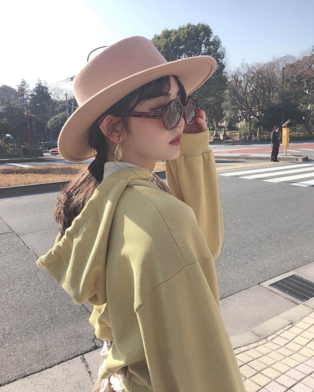 平塚日菜さんのインスタグラム写真 - (平塚日菜Instagram)「今日は @kobatoshino さんと撮影でした♪  春服たくさん着ましたよ〜❤︎ 暖かくて気持ちよかった！☺︎ #fashion  #春服 #hat #yellow」2月13日 22時07分 - hiratsukahina
