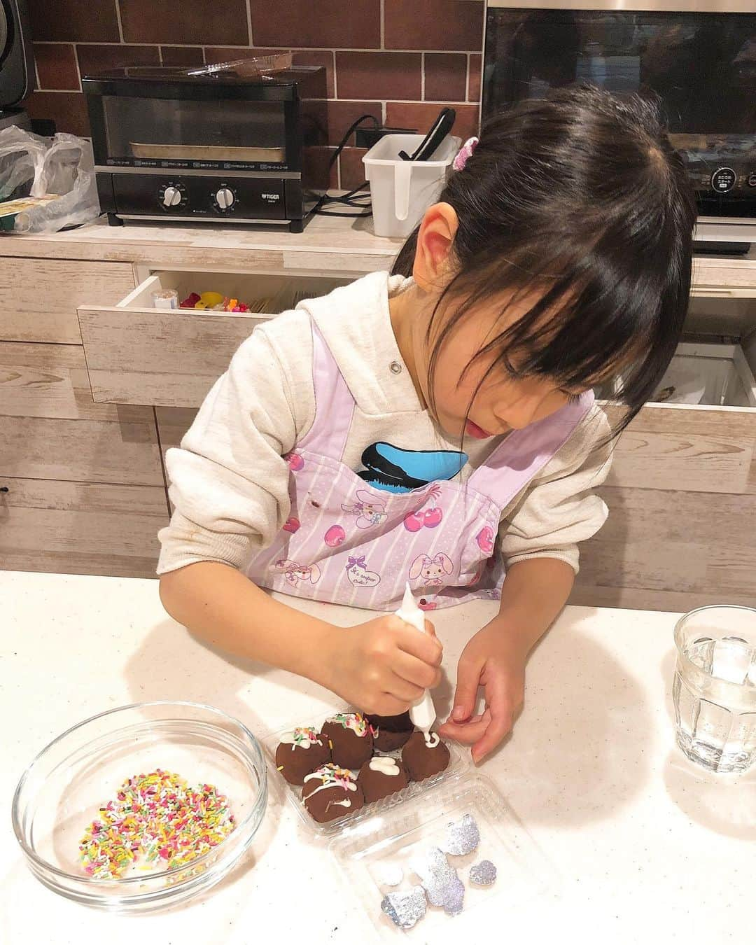 みきママさんのインスタグラム写真 - (みきママInstagram)「【バレンタイントリュフを作りました！！】﻿ ﻿ ﻿ ﻿ ﻿ ﻿ ﻿ ﻿ ﻿ 杏ちゃん5歳でも作れるトリュフです✨✨✨﻿ ﻿ ﻿ ﻿ ﻿ ﻿ ﻿ でも味はバツグンです😋😋😋﻿ ﻿ ﻿ ﻿ ﻿ ﻿ ﻿ ﻿ 6人前のたこ焼き風トリュフの完成です‼️レシピはおやつの本に載っています😄😄😄﻿ ﻿ ﻿ ﻿ ﻿ ﻿ ﻿ ﻿ 杏ちゃん「（バレンタインチョコを）がんばって作ったから、バスボム（お風呂のおもちゃが出てくる入浴剤）をかって！！」ってさ。﻿ ﻿ ﻿ ﻿ ﻿ ﻿ ﻿ ﻿ ﻿ ﻿ 杏ちゃん、駆け引きする気ですか？﻿ ﻿ ﻿ ﻿ ﻿ ﻿ ﻿ #みきママ #バレンタイン #トリュフ #たこ焼き 風」2月13日 22時13分 - mikimama_official