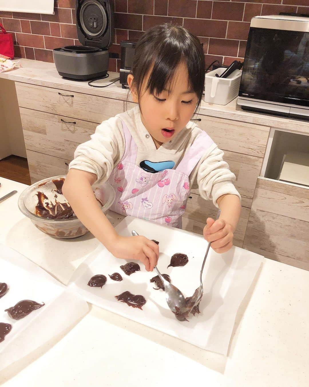 みきママさんのインスタグラム写真 - (みきママInstagram)「【バレンタイントリュフを作りました！！】﻿ ﻿ ﻿ ﻿ ﻿ ﻿ ﻿ ﻿ ﻿ 杏ちゃん5歳でも作れるトリュフです✨✨✨﻿ ﻿ ﻿ ﻿ ﻿ ﻿ ﻿ でも味はバツグンです😋😋😋﻿ ﻿ ﻿ ﻿ ﻿ ﻿ ﻿ ﻿ 6人前のたこ焼き風トリュフの完成です‼️レシピはおやつの本に載っています😄😄😄﻿ ﻿ ﻿ ﻿ ﻿ ﻿ ﻿ ﻿ 杏ちゃん「（バレンタインチョコを）がんばって作ったから、バスボム（お風呂のおもちゃが出てくる入浴剤）をかって！！」ってさ。﻿ ﻿ ﻿ ﻿ ﻿ ﻿ ﻿ ﻿ ﻿ ﻿ 杏ちゃん、駆け引きする気ですか？﻿ ﻿ ﻿ ﻿ ﻿ ﻿ ﻿ #みきママ #バレンタイン #トリュフ #たこ焼き 風」2月13日 22時13分 - mikimama_official