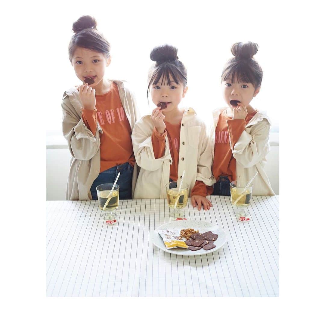 Yukiさんのインスタグラム写真 - (YukiInstagram)「2月と言えば、バレンタイン♡♡ 手作り🎁をしたいというので、 練習を兼ねて3姉妹でくるみ入りココアクッキーを作ってみました♡  スライスして小さいサイズのお皿に合わせたらきれいにできて大喜び❤︎ * * くるみは美容にも健康にも良くて、1週間に3つかみ分のくるみを食べるのがいいらしい👀✨ 三姉妹と3時のおやつにくるみ生活❤︎続けていきたいです🥰💓 『The Power of 3』 のフォトコンテストが2/10から3/1 まで行われてるので、詳細は @californiakurumi をチェックしてみてください♡ * *  #ValentinesDay #チョコレート  #くるみバレンタイン #バレンタイン #thepowerof3 #sharethepowerof3 #カリフォルニアくるみ #3のチカラ #くるみ3つかみ #オメガ3 #くるみ #PR #WalnutsChocolate #ValentineRecipes #くるみレシピ #くるみコンテスト #thepowerof3キャンペーン #オメガ3脂肪酸 #WalnutRecipes」2月13日 22時14分 - yukikuu96