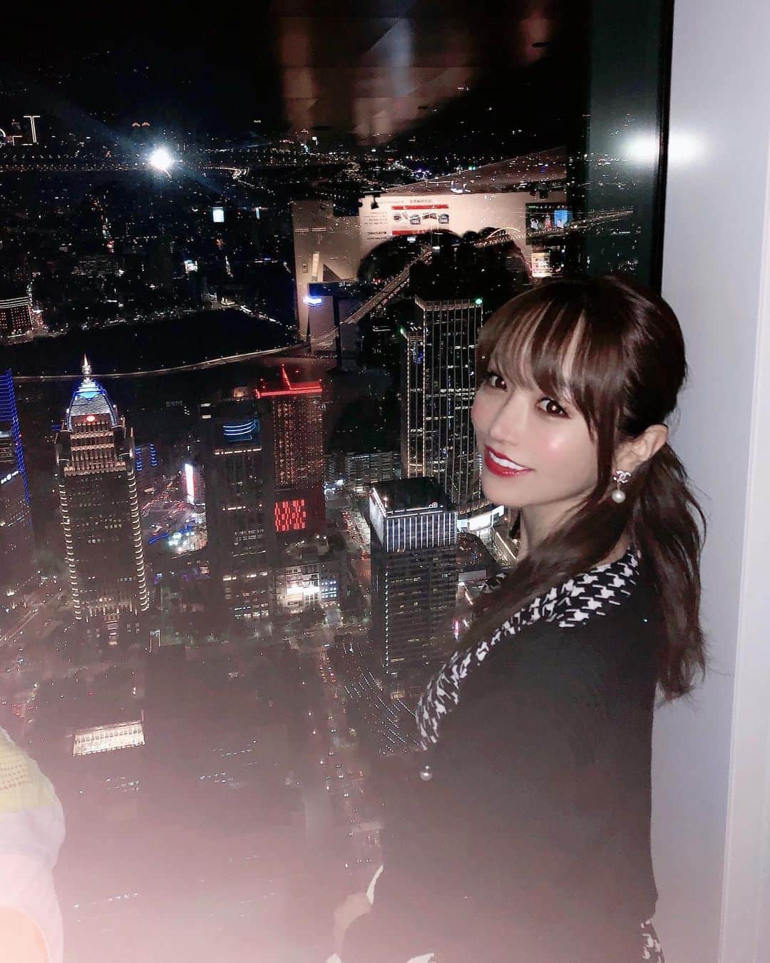 のインスタグラム：「ストーリーにのせたらとっても好評だった、iPhoneのノーマルカメラの外カメラ、他撮り、無加工の写真です🙂✨ . 去年の10月に台湾に行ったときの写真で、 ガラスに反射してるし光でもやっとしてるし あんまり映えてないから載せてなかった写真🤳 . . スマホだと光が足りなくて写真も歪むから いつもアプリ使って撮ってるんだけど、、 無加工のほうが自然だよね😶✨ . 最近は加工アプリを使いこなせなくて、 アプリで撮った後に目が大きくなりすぎてるから小さくしたり、小顔になりすぎたから少しふっくら戻したり、逆加工する時もあります😂笑 . 一眼レフだと光をいっぱい取り込めて綺麗だから あんまり加工しなくていいんだけど、 重いから最近は持ち歩くの辞めちゃって🥺 また持ち歩こうかなぁ📸 . これから加工してない写真を増やしていこうかな(*´-`)💓 . . 最近は私のまわりの友達も、加工具合がわからなくなってる子結構いるんだけど、みんなもれなく実物のほうが可愛かったり写真通り可愛かったりする👼🏻💭✨ . #ノーマルカメラ #無加工 #台湾 #台北 #台北101」