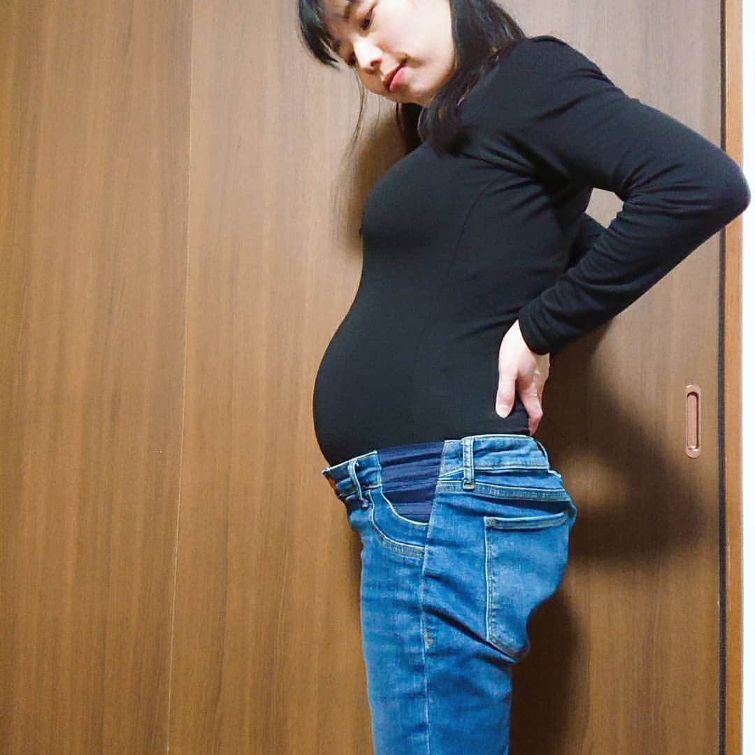 和泉杏さんのインスタグラム写真 - (和泉杏Instagram)「お腹の大きさ♡ . 現在妊娠8ヶ月の最後！！ . こんなに大きくなりました！！ . 愛用中のアプリ【トツキトオカ】では、 今の赤ちゃんの重さは、およそメロン一個分 だそうです♡♡♡ . 最初の頃は「ライチ一個分」とかってでてたのに、もうメロンまで重くなったのね♡♡ . きゃわいいね(*´∀｀*) . . そんな、妊婦生活、 可愛いばっかりじゃなくて あらゆる体の痛みに悩まされています(^_^;) . それをブログに書いたので、 プロフィールのブログリンクから飛んで、 是非読んでくださいまし♡ . . . #妊婦 #妊娠後期 #妊娠8ヶ月 #妊婦生活 #妊婦の悩み #妊婦あるある #ハルカラきょう #ハナコ菊田 #菊田夫妻 #菊田夫婦 #トツキトオカ」2月13日 22時28分 - izumikyou