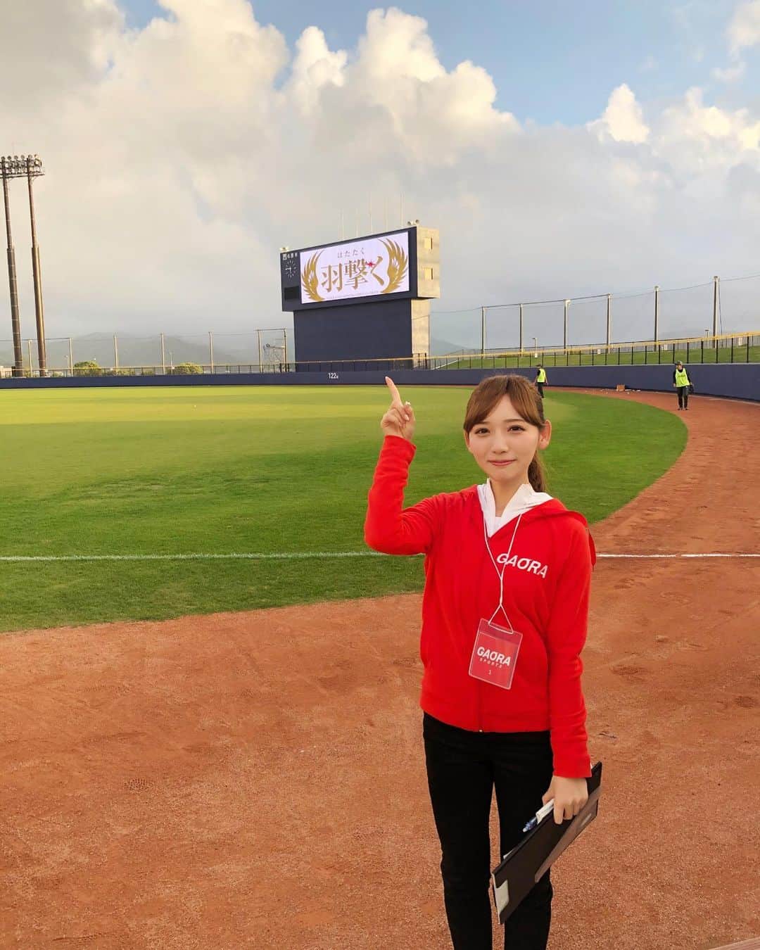 東馬場ななのインスタグラム：「⚾️ #北海道日本ハムファイターズ #キャンプ #中継 リポーター3日目が終わりました！ 明後日まで担当していますので、是非ご覧ください😇 . #タピックスタジアム名護 #名護 #沖縄 #野球 #ファイターズ #lovefighters #羽撃く」