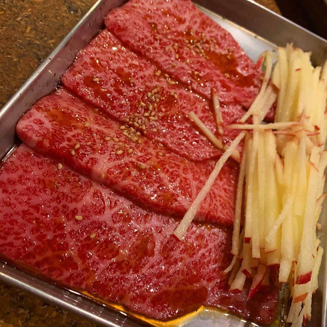 小松彩夏さんのインスタグラム写真 - (小松彩夏Instagram)「昨日はカレンダー制作チームみんなで卓球大会🏓﻿ ﻿ 先日、ストーリーに卓球動画をUPしたら﻿ 色んな方面から卓球のお誘いが...🤣🤣🤣笑﻿ ﻿ 卓球大好きなので、みんなで大爆笑しながら卓球が出来るのが本当に嬉しい🥰﻿ ﻿ 昨日もひたすら笑いが止まらなかった😂😂😂﻿ ﻿ 身体を動かした後は美味しい焼肉を食べに渋谷の道玄坂にある『どうげん』さんへ🥩﻿ ﻿ 一汗かいたあとのお肉は一段と美味しかったです‼️卓球も焼肉もまた行きたいなぁ💕﻿ ﻿ 1枚目の写真なんの瞬間やろ🤪笑﻿ ﻿ #卓球 #卓球部 #焼肉部 #課外活動 #どうげん #渋谷 #SHIBUYA #道玄坂 #焼肉 #肉 #肉好き #美味しい #嬉しい #幸せ #誕生日 #幸せ #food #yummy #美味しい #コマログ﻿ ﻿ ﻿」2月13日 22時28分 - official_ayaka_502