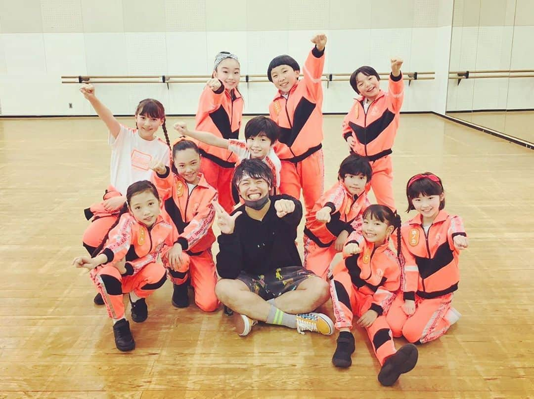 小林優太さんのインスタグラム写真 - (小林優太Instagram)「ダンスはE〜(*≧∀≦*)‼︎✨…って事で情報解禁させて下さい…明日2月14日(金)18:55〜の放送になります‼︎☺︎*📽💕 かねてより[特別講師サポート役:小林優太]として関わらせていただいています…EXILE TRIBEのÜSAさん・TETSUYAさんが講師を務める毎週金曜日放送のNHK Eテレ[Eダンスアカデミーseason7]明日の放送よりちょこちょこ出演させていただいています‼︎☻*🎉 ※珍しくちょいと踊ってやす‼︎😅💦笑  放送はNHK Eテレより毎週金曜日18:55〜…再放送は翌日土曜日9:30〜…になります(*^0^*)‼︎🕺✨💮 ÜSAさん・TETSUYAさんのサポートが出来るよう全力で取り組んでいますので…是非[7代目Eダンスキッズ]たちの一生懸命な姿を是非ご覧下さい‼︎☺︎*🎊 宜しくお願い致しやす‼☻*🙇‍♂️✨💦 http://www4.nhk.or.jp/e-dance/  #dance #dancer #choreographer #instructor #director #nhk #eテレ #eダンス #eダンスアカデミー #üsa #tetsuya #exiletribe #eダンスキッズ #レナ #エミリ #ニコル #ホノカ #マリイ #アキト #カノン #ハヤト #コト #ダイチ #特別コーチ #特別講師 #小林優太 #Yu→ch☆"n♂」2月13日 22時32分 - yc_phone720