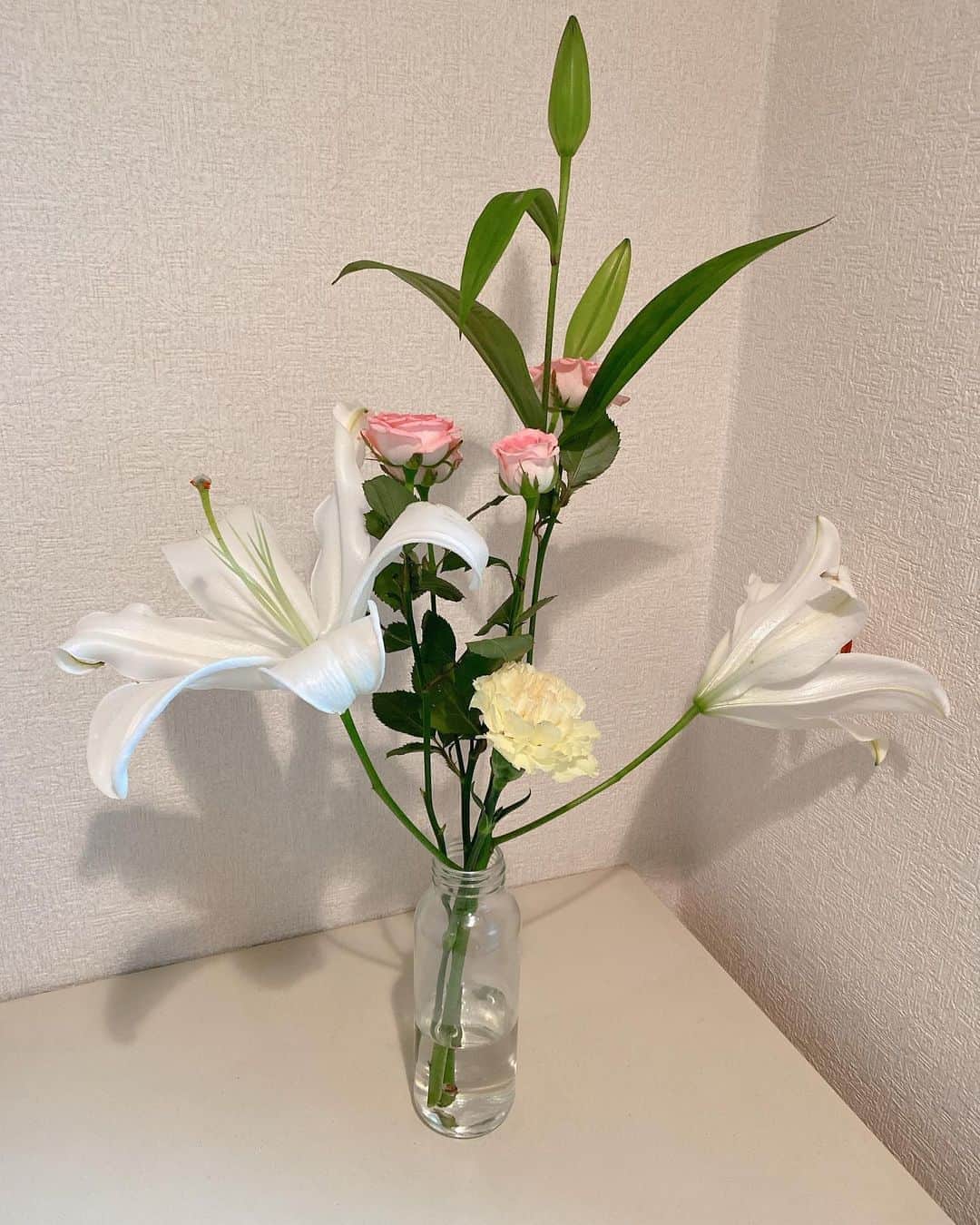 村川翔一のインスタグラム：「お花いけてみました。 #趣味どきっ で習ってから何回かやってみたけど、写真撮るのははじめて。  どうですか？ #お花 #生け花 #三輪挿し」