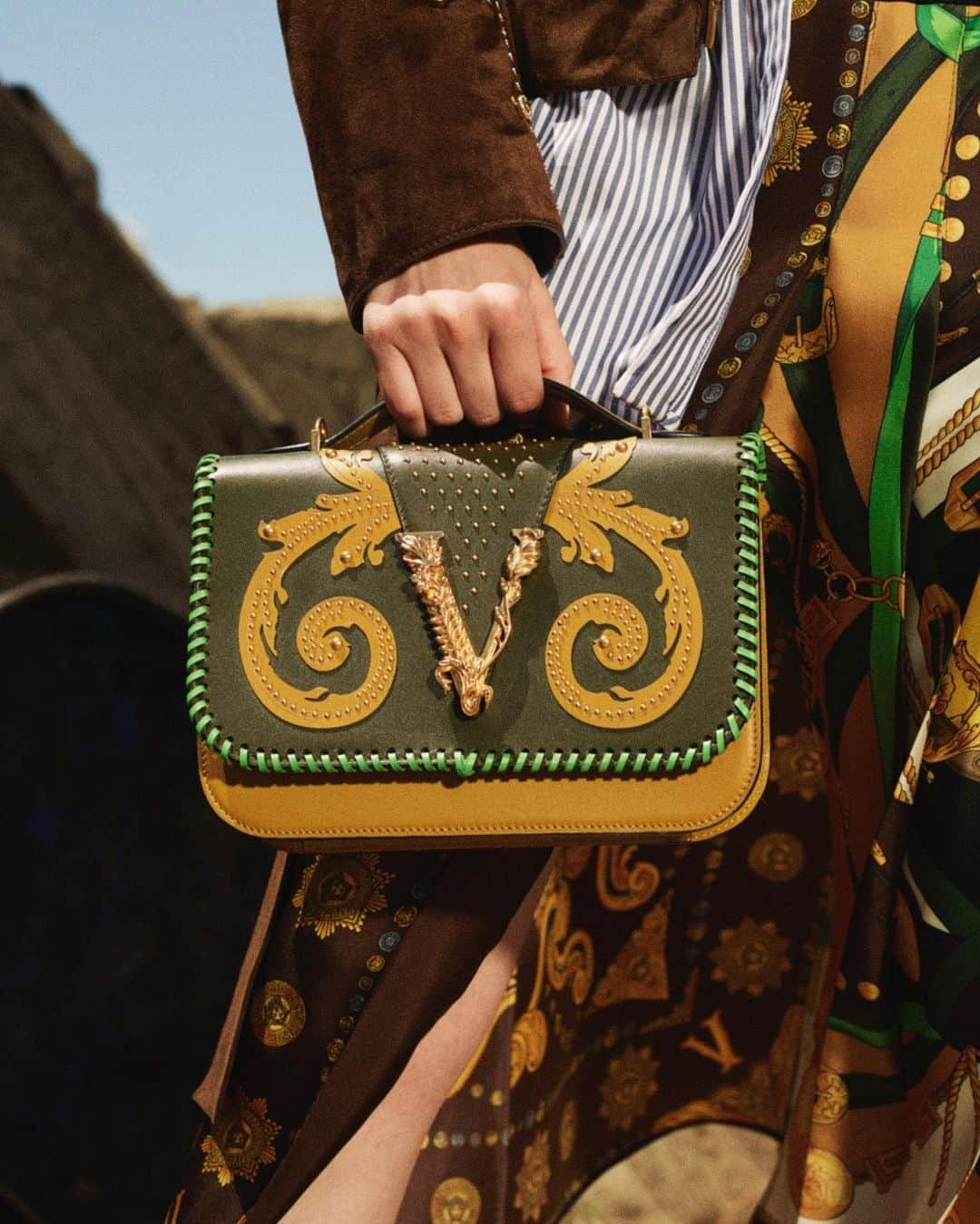 ジャンニヴェルサーチさんのインスタグラム写真 - (ジャンニヴェルサーチInstagram)「The American West is translated into hardware and intarsia accents placed on supple leather #VersaceVirtus handbags. Shop #VersaceCruise20 at the link in bio.」2月13日 22時36分 - versace