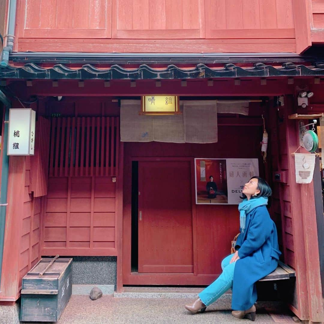 長嶺菜菜子さんのインスタグラム写真 - (長嶺菜菜子Instagram)「. ✈︎石川県金沢市 . 東茶屋町の壁が可愛いおうち🏠﻿ レトロな感じ🎞🕰﻿ ﻿ ﻿ これは何色❓﻿ 紅色？﻿ 朱色？﻿ ﻿ ﻿ そして﻿ 何屋さんだろ🤔﻿ 戸が少しだけ開いてる🚪🤏﻿ ﻿ ﻿ 東茶屋町に行ったら﻿ このおうち、見つけてみて😋✨﻿ ﻿ ﻿ ─︎─︎─︎─︎─︎─︎─︎─︎─︎─︎﻿ ﻿ #金沢観光﻿ #東茶屋町﻿ ﻿ 金沢駅からバスで10分くらい﻿ 観光にすごく行きやすい場所🥰﻿ おすすめ✨﻿ ﻿ ﻿ ﻿ ﻿ ﻿ ﻿#旅なな」2月13日 22時38分 - na7co0422