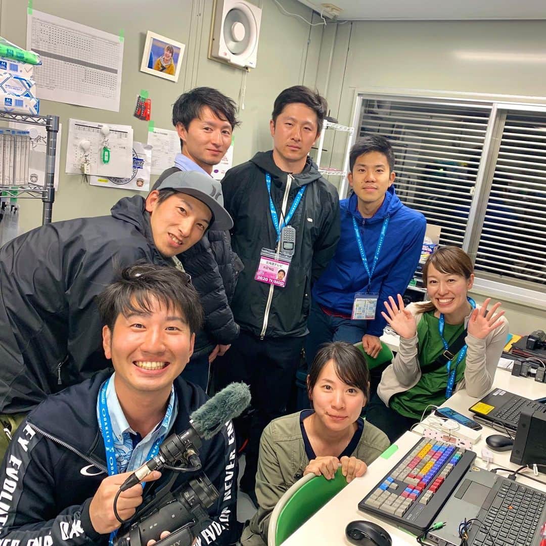 福田太郎のインスタグラム：「ハイサイ通信2020🌺⑥ ⚾︎ファイターズ情報を伝えるひとたち⚾︎ 「西川遥輝新キャプテンにフォーカスしよう！」 『そろそろ吉田輝星投手も見たいんじゃ？』 なーんて言ってたら、上沢直之パパが 娘ちゃんを抱っこするスーパーほっこりな瞬間に直面！ もちろん、全部お届けしました👶 ⠀ と毎日こんな感じで選手たちの姿や素顔を、より濃く！ ファンの皆さんにお届けしたい一心でがんばってます🏟 ⠀ ディレクター、カメラマン、新婚の編集ウーマン、 そしてぼくたちアナウンサーの、HTBクルー一同です。 今日、同期の五十幡アナにバトンタッチしました！ ⠀ あしたからは、イチモニ！のスタジオで これまでのキャンプ取材情報も盛り込みつつ 楽しく、しっかりお届けしますー！！！✌️ ⠀ #北海道日本ハムファイターズ #沖縄キャンプ 取材、ありがとうございましたー😊 #イチモニ！#イチオシ‼︎ #lovefighters #羽撃く  #HTB #アナウンサー #福田太郎 #OACLEY ⠀ #西川遥輝 新 #キャプテン →理想の #リーダー論 『みんなの理想になりたい』 ⠀ #吉田輝星 投手 15日の紅白戦 先発へ！いざ！ →『本当なら毎日200球くらい投げたい』完全復調！ ⠀ #上沢直之 投手 #パパ 怪我からの復活へ大きな原動力 →もうすぐ３ヶ月の #娘ちゃん 『デレデレです』」