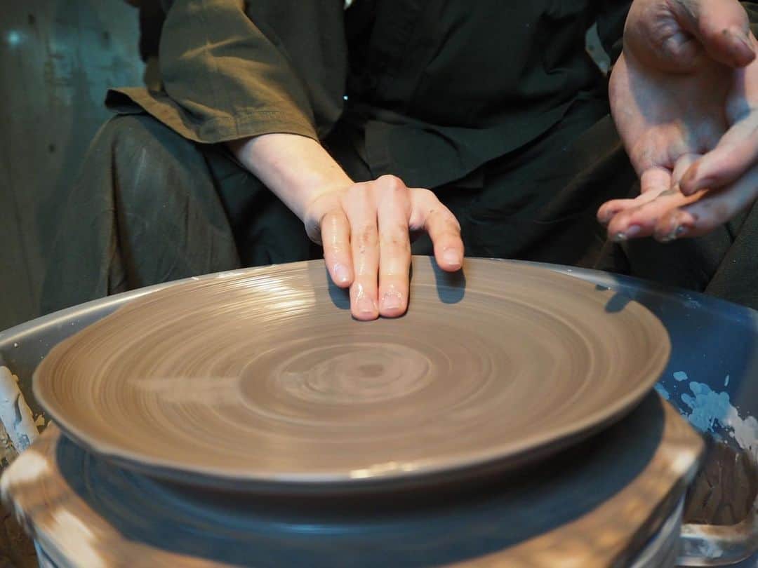 岡本至恩さんのインスタグラム写真 - (岡本至恩Instagram)「第二回陶芸塾！ 師匠、千さん、今日もありがとうございました🙏🏻 今日はおっきなお皿を作って、前回の花瓶とお茶碗を頂いてきました‼️ 次はなに作ろうか。」2月13日 22時53分 - seanokmt