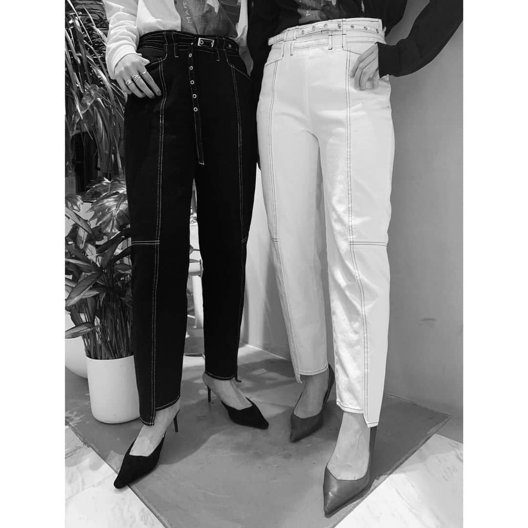 のインスタグラム：「2月14日(金) NEW AMERI ♥ ・ ・ EDGE TAPERED DENIM BLK / WHT 24inc / 25inc / 26inc ¥15,000 (+tax) ・ @aym__319  174cm / 26inc  hiroe 166cm / 25inc ・ ・ #ameri #amerivintage #アメリ #アメリヴィンテージ #pants #パンツ #denim #デニム #ヴィンテージ  #spring #ss #shinjuku #lumine2 #ameri新宿」