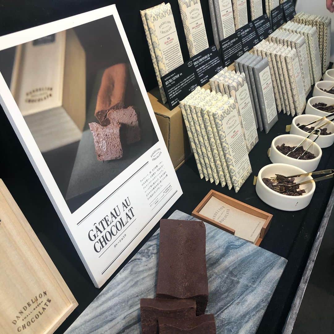 岡田美里さんのインスタグラム写真 - (岡田美里Instagram)「帝国ホテルの帰りに銀座松屋に寄って、チョコレートを物色。 カカオ豆とオーガニックのケインシュガー(きび砂糖)、この2種類だけで作られているという、ココアバター、レシチン、バニラ等は入っていないというサンフランシスコのダンデライオンチョコレートを選びました✨ ガトーショコラはグルテンフリーで、これを娘達のために届けました#チョコレート#ガトーショコラ#chocolate #ダンデライオンチョコレート#dandelionchocolate」2月13日 23時10分 - millieokada