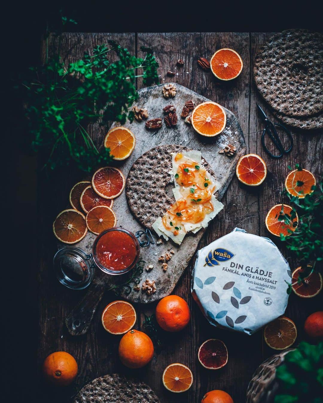 Linda Lomelinoのインスタグラム：「Did you know that February 19th is the official day of the crispbread in Sweden? The crispbread in the photo, Din Glädje with fennel, anise and sea salt from @wasabrod was chosen as the crispbread of the year 2019 and I can understand why! My favorite way to eat it is with butter, aged cheese and orange marmalde. This time I topped it with some herbs too - as simple as that! What's your favorite way to eat crispbread?  #Wasa #knäckebröd #knäckebrödetsdag #dinglädje  Visste du att den 19e februari är Knäckebrödets dag? Knäckebrödet på bilden, Din Glädje med fänkål, anis och havssalt från @wasabrod korades till Årets knäckebröd 2019, och jag förstår verkligen varför! Otroligt gott att äta med mina favoritpålägg - smör, lagrad ost och apelsinmarmelad.  Denna gången testade jag med lite färska örter på också och det blev om möjligt ännu godare.  Vad har du helst på din knäckemacka?」