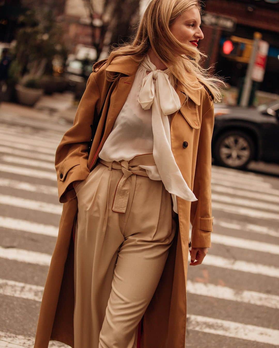 Vogue Parisさんのインスタグラム写真 - (Vogue ParisInstagram)「Creamy tones met shades of brown and beige out and about in New York this week as the coziest trend of the season was confirmed in the street style spotted by @garconjon. Swipe left for a selection of the best looks #StreetStyle #NYFW」2月13日 23時16分 - voguefrance