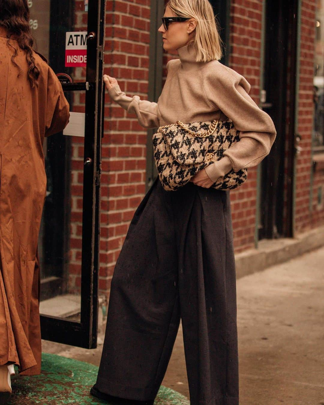 Vogue Parisさんのインスタグラム写真 - (Vogue ParisInstagram)「Creamy tones met shades of brown and beige out and about in New York this week as the coziest trend of the season was confirmed in the street style spotted by @garconjon. Swipe left for a selection of the best looks #StreetStyle #NYFW」2月13日 23時16分 - voguefrance