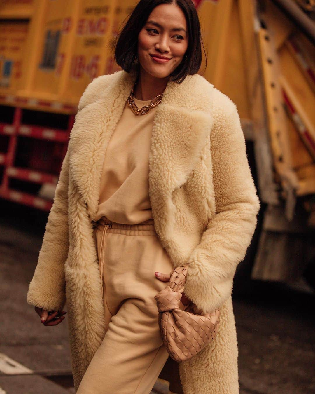 Vogue Parisさんのインスタグラム写真 - (Vogue ParisInstagram)「Creamy tones met shades of brown and beige out and about in New York this week as the coziest trend of the season was confirmed in the street style spotted by @garconjon. Swipe left for a selection of the best looks #StreetStyle #NYFW」2月13日 23時16分 - voguefrance