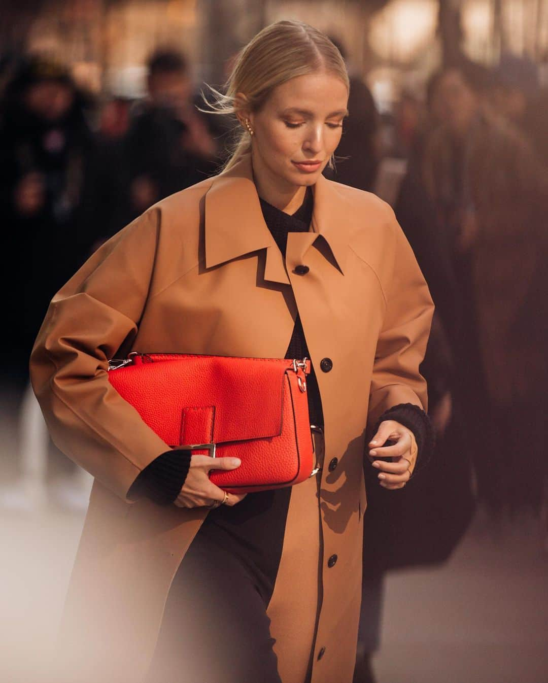 Vogue Parisさんのインスタグラム写真 - (Vogue ParisInstagram)「Creamy tones met shades of brown and beige out and about in New York this week as the coziest trend of the season was confirmed in the street style spotted by @garconjon. Swipe left for a selection of the best looks #StreetStyle #NYFW」2月13日 23時16分 - voguefrance