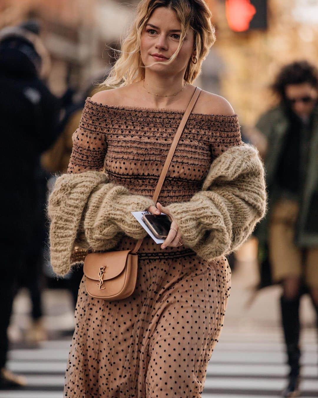 Vogue Parisさんのインスタグラム写真 - (Vogue ParisInstagram)「Creamy tones met shades of brown and beige out and about in New York this week as the coziest trend of the season was confirmed in the street style spotted by @garconjon. Swipe left for a selection of the best looks #StreetStyle #NYFW」2月13日 23時16分 - voguefrance