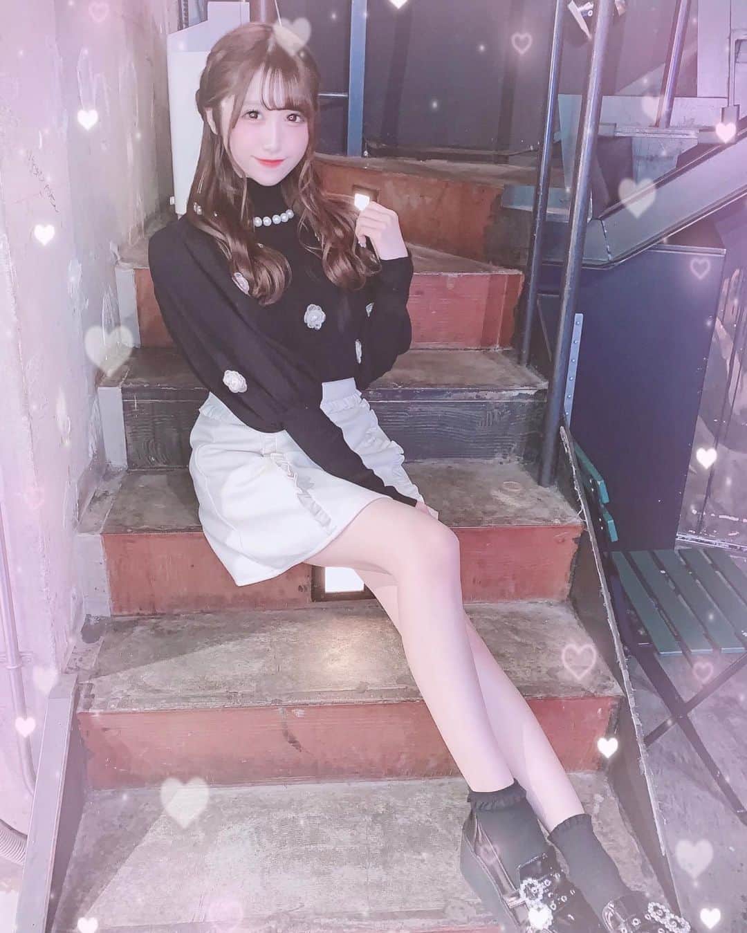 田口未彩のインスタグラム：「🎀 . . 久々の全身🐇🎀 . トップス　( @swankiss_official ) スカート　( @ankrouge_official ) シューズ　( @bubblestokyo ) . . #全身コーデ　#量産型女子　#量産型　#量産型コーデ　#ハーフアップ　#編み込みハーフアップ　#ヘアアレンジ　#スワンキス  #アンクルージュ  #隠しきれないヲタク #隠しきれないオタク #バブルス」