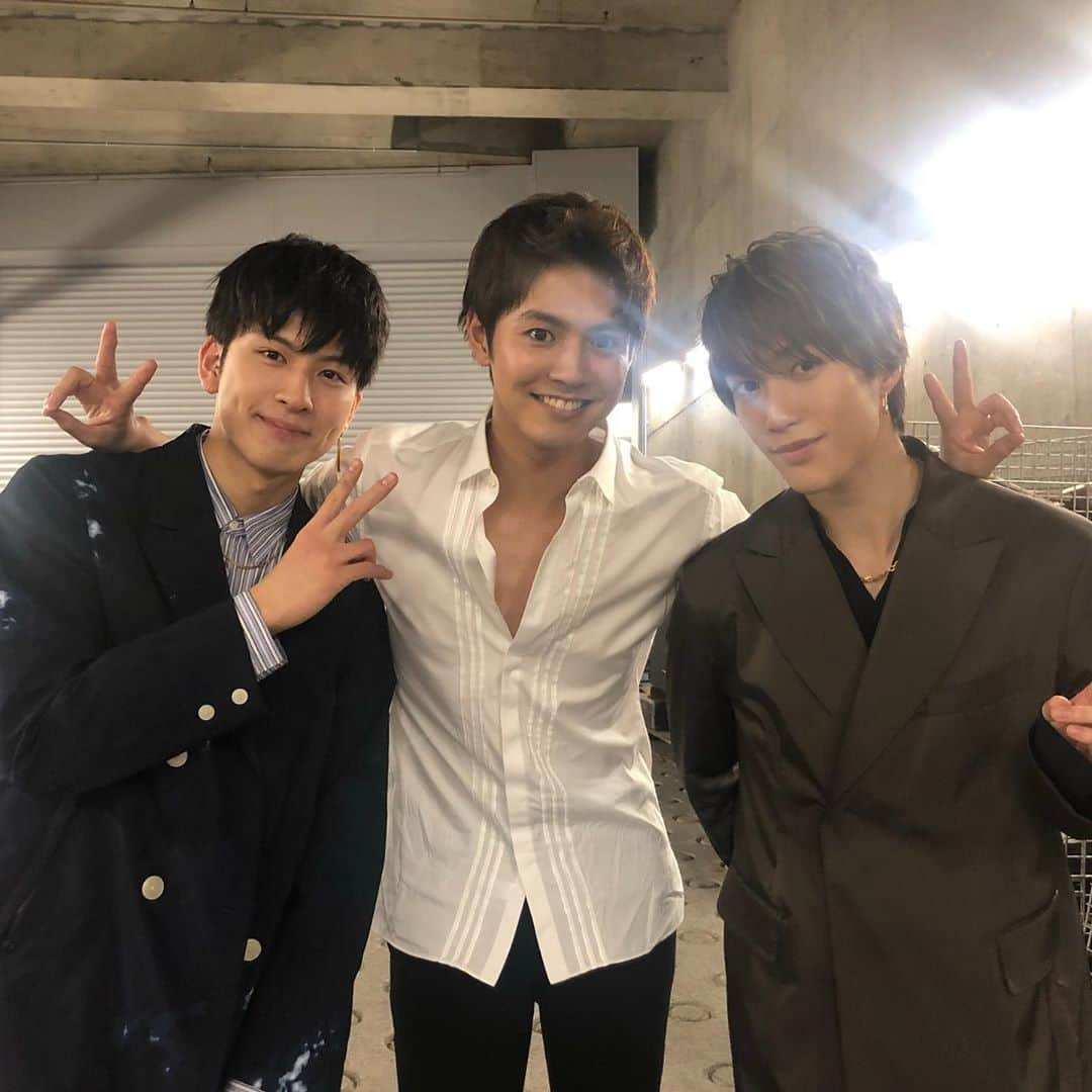 藤原樹さんのインスタグラム写真 - (藤原樹Instagram)「・ 「貴族降臨 -PRINCE OF LEGEND-」 ・ 完成披露試写会＆ファンミーティング🤴 ・ 🐈(メンディーさん)とじゃれたり、 北人さんに指を食べられたり、 色んな事がありましたが、すごく楽しいイベントでした🤣✨ ・ 片寄さんのソロ曲、『Possible』では僕とまこっちゃんで振付を作りパフォーマンスをさせて頂きました！！ めちゃくちゃ気持ち良かったです😽 ・ 2日間お越し下さった皆さん、 ライブビューイングの皆さんありがとうございました✨✨ ・ ・ 映画「貴族降臨 -PRINCE OF LEGEND-」 3月13日公開です🤴  皆さん是非劇場でご覧下さい🙏✨・ ・ ・ @prince.of.legend  #プリレジェ #貴族降臨」2月13日 23時20分 - itsuki_fujiwara_official